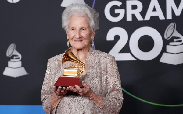 جایزه لاتین گرمی به هنرمند نوظهور در سن ۹۵ سالگی تعلق گرفت